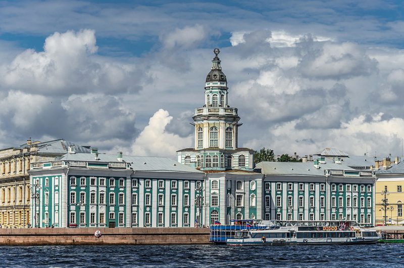 Edificio de Kunstkamera en San Petersburgo