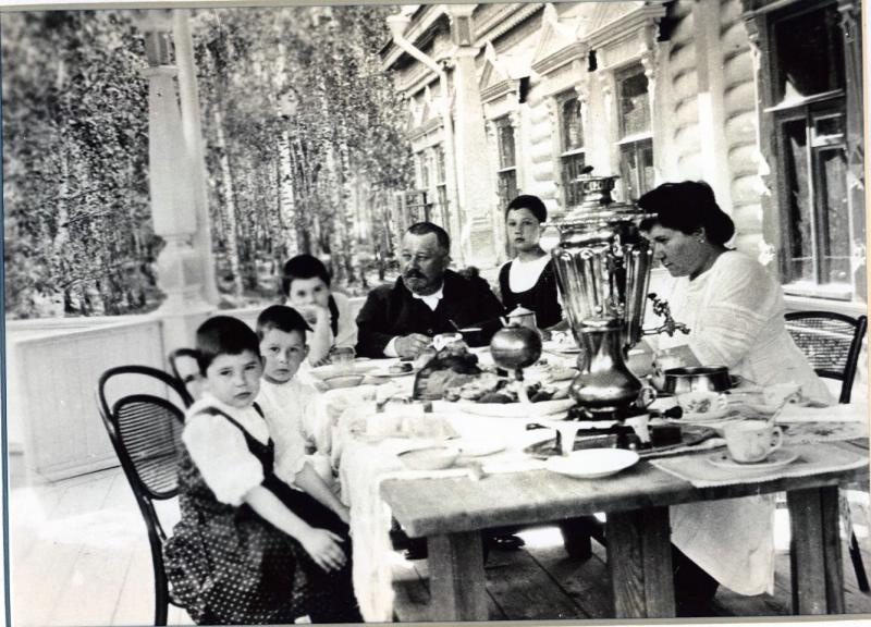 A family at the dacha, 1910s