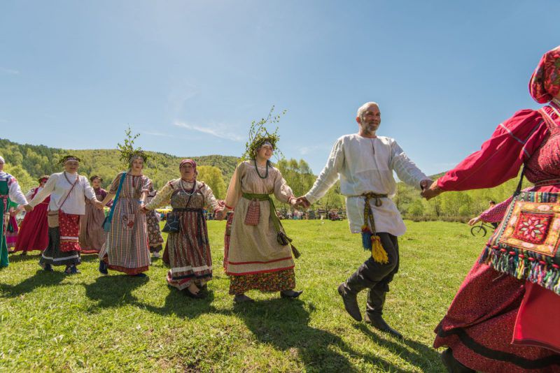 Khorovod – Folk Russian dance: Walking following the sun