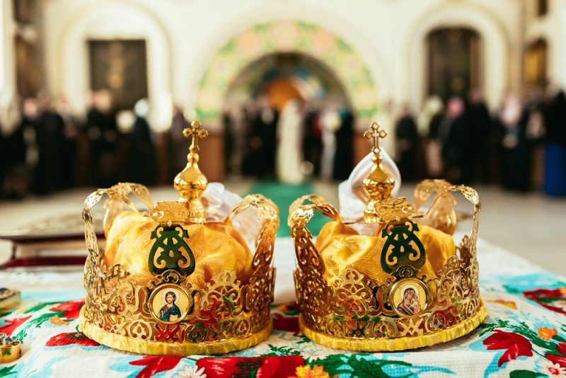 Deux couronnes de cérémonie de mariage orthodoxe